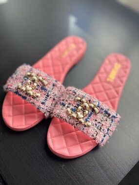 EUC CHANEL 23P Women’s Pink Tweed Slide Sandals with Gold Chain Accent Size 38.5